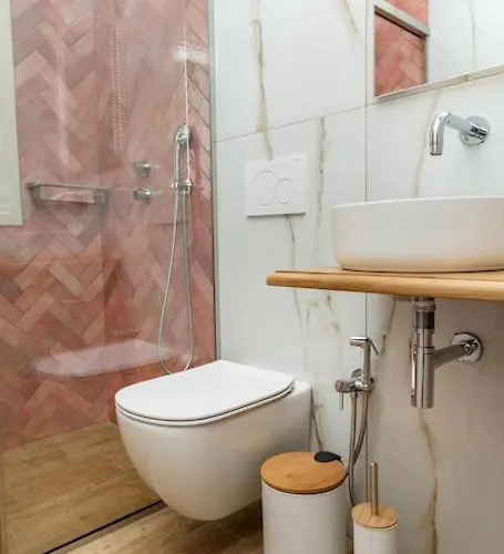 Serenity Beach House - 100 Steps From The Sea